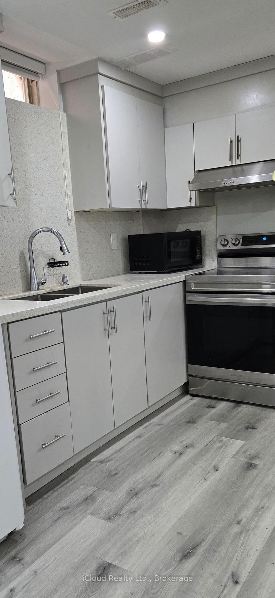 Photo 2 of 5 Chesterwood Crescent, Brampton, Credit Valley — HOMEH
