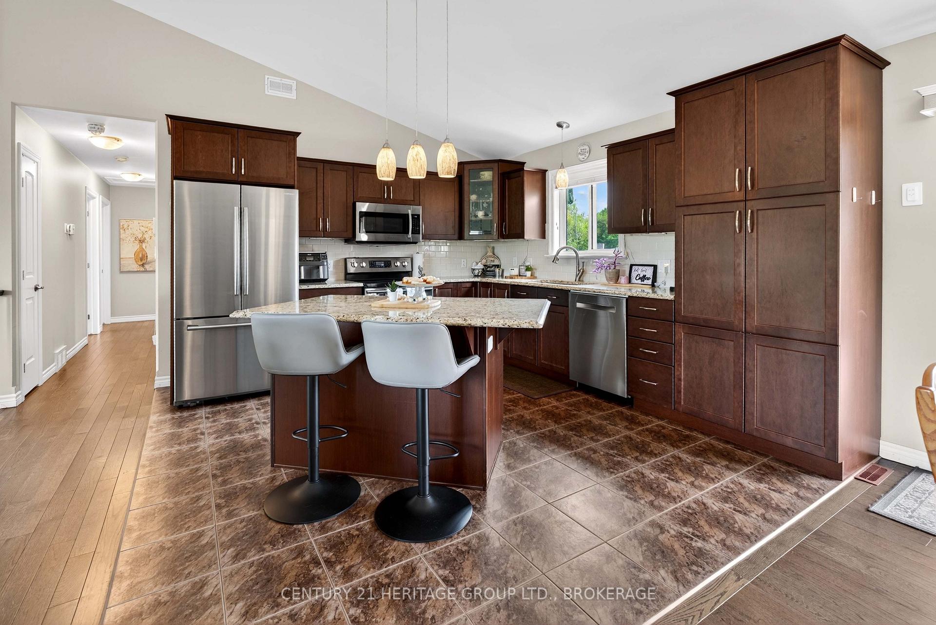 Photo 5 of 4786 North Shore Crescent, Frontenac, Frontenac South — HOMEH