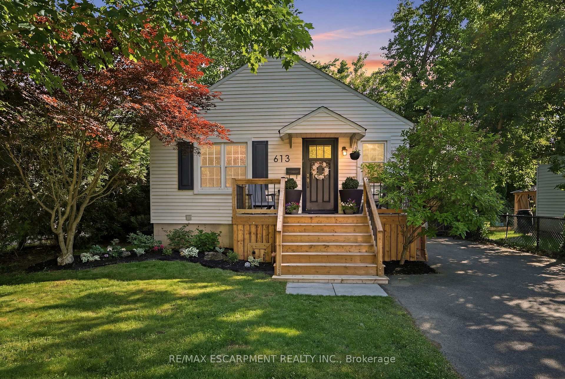 Photo 1 of 613 Clark Avenue, Burlington, Brant — HOMEH
