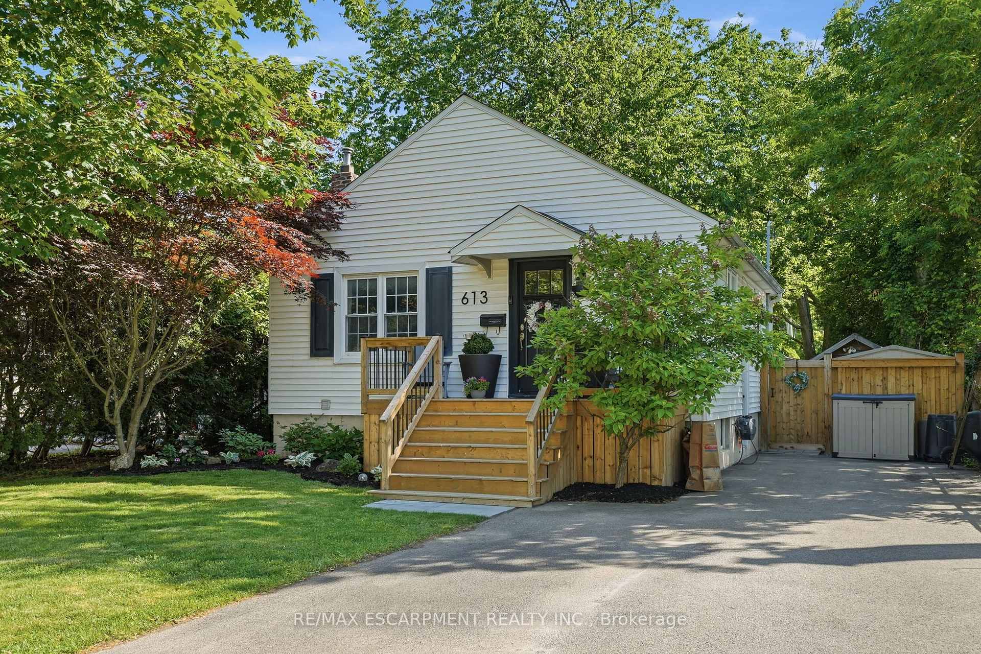 Photo 2 of 613 Clark Avenue, Burlington, Brant — HOMEH