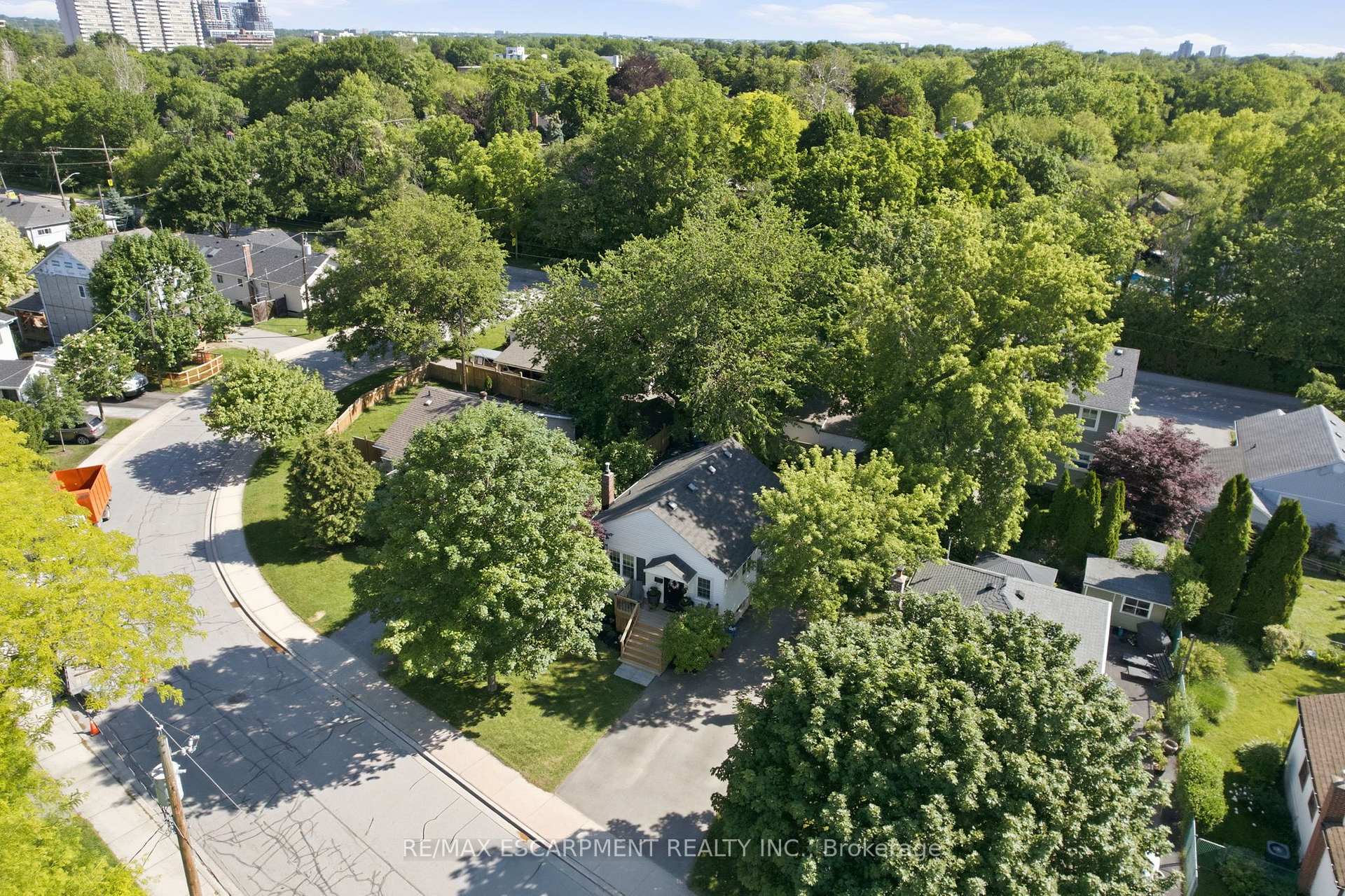 Photo 3 of 613 Clark Avenue, Burlington, Brant — HOMEH