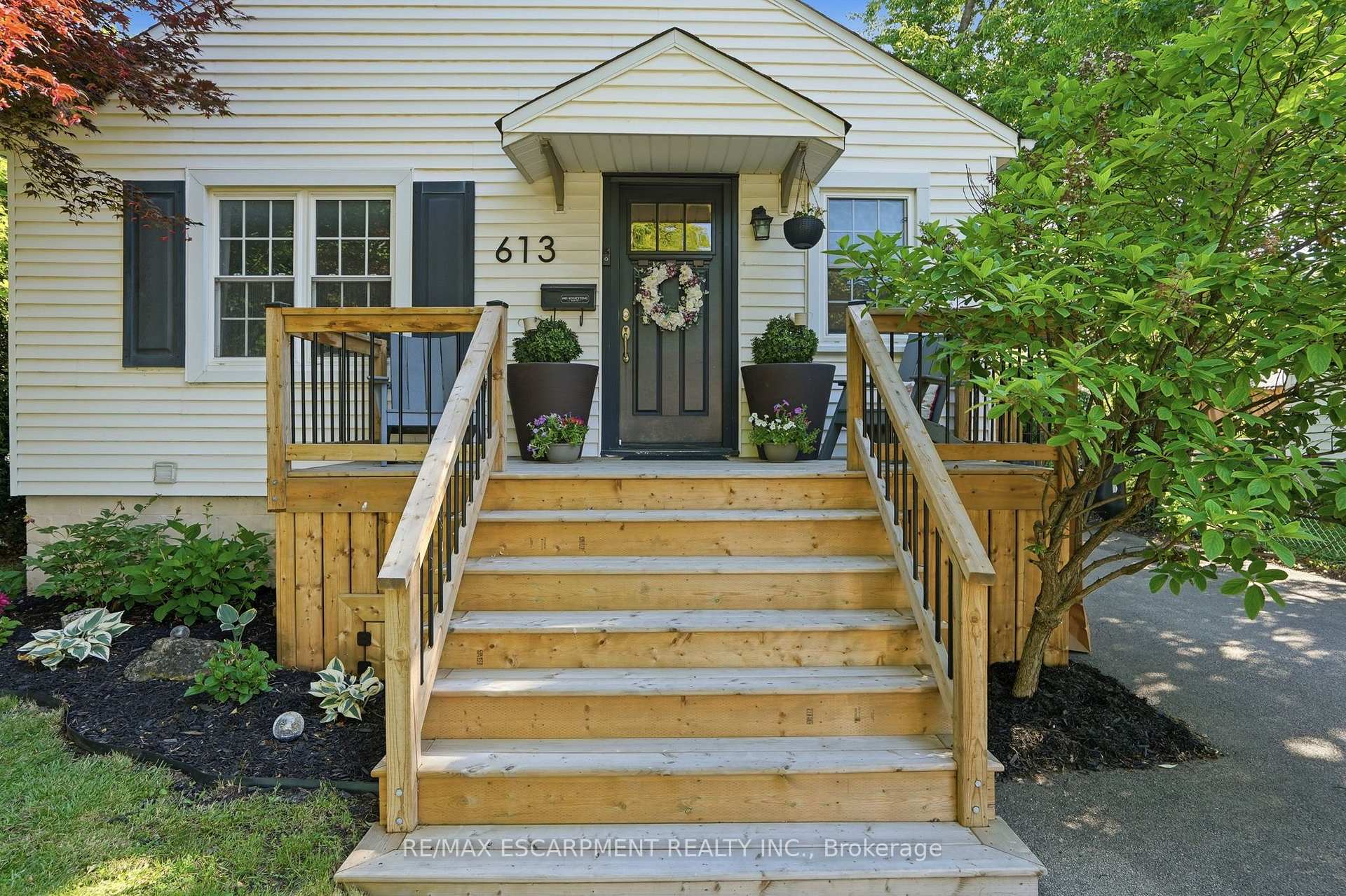 Photo 4 of 613 Clark Avenue, Burlington, Brant — HOMEH