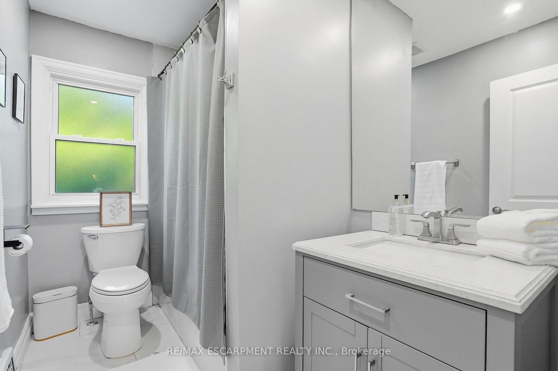 Photo 13 of 613 Clark Avenue, Burlington, Brant — HOMEH