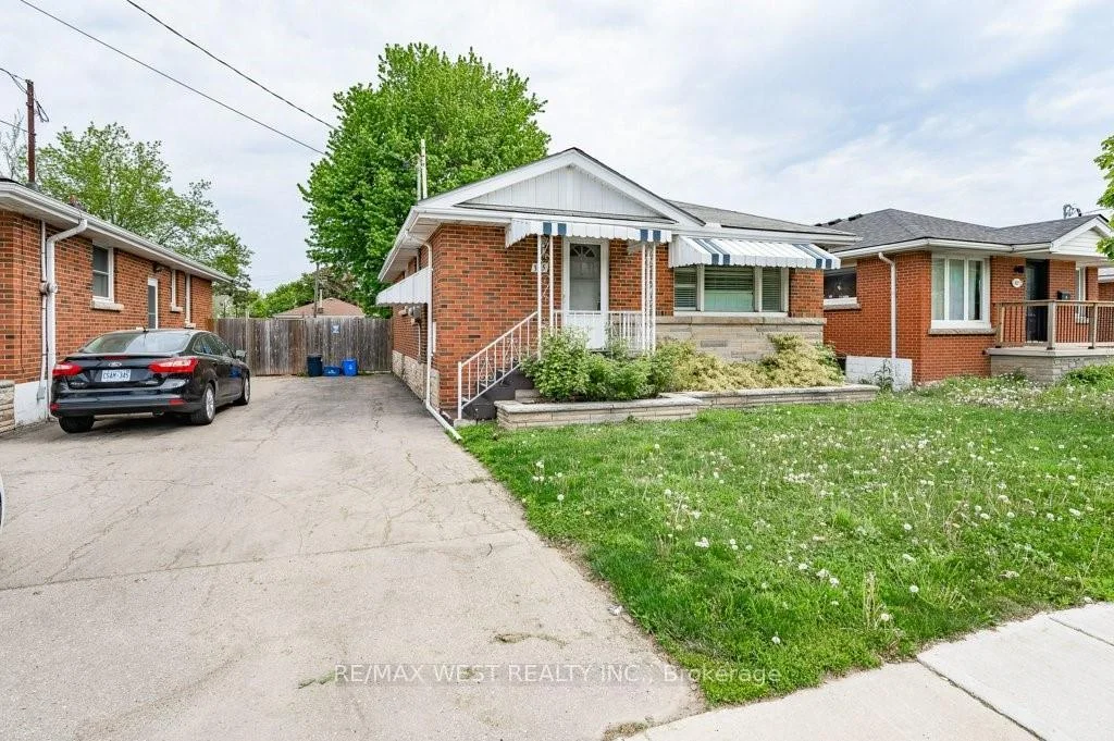 Photo of 305 Mohawk Road E