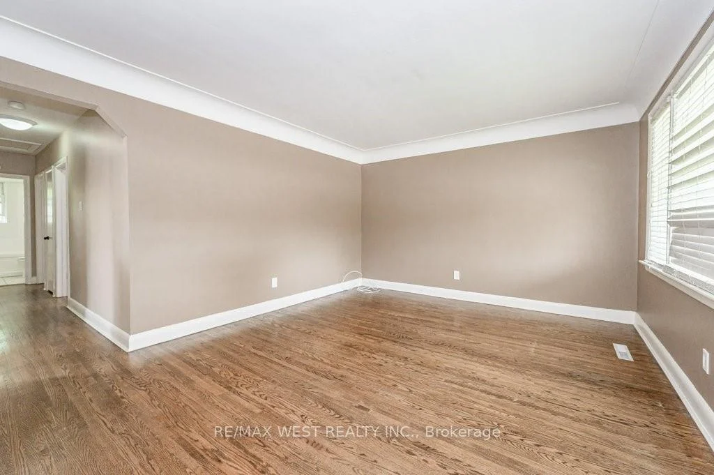 Photo 4 of 305 Mohawk Road E, Hamilton, Hill Park — HOMEH