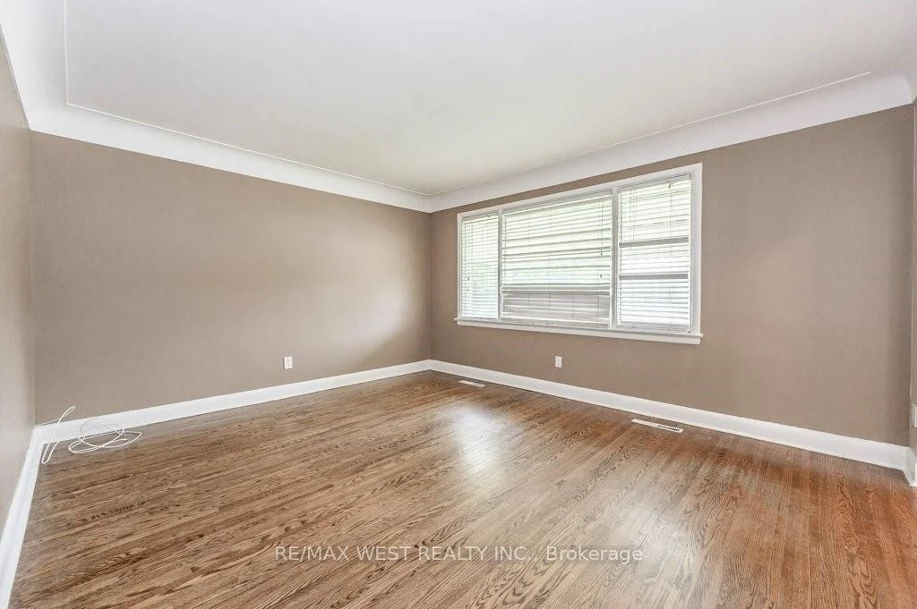 Photo 5 of 305 Mohawk Road E, Hamilton, Hill Park — HOMEH