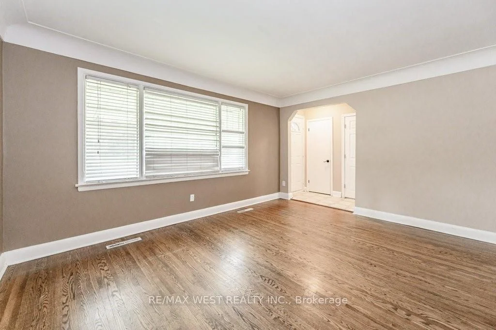 Photo 6 of 305 Mohawk Road E, Hamilton, Hill Park — HOMEH