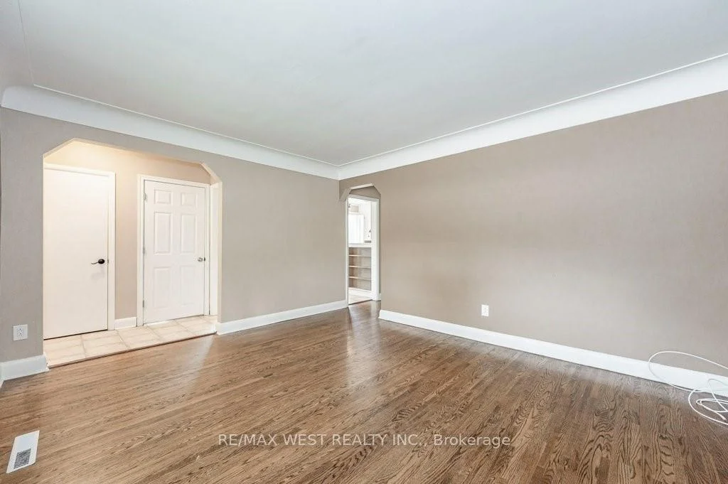 Photo 7 of 305 Mohawk Road E, Hamilton, Hill Park — HOMEH