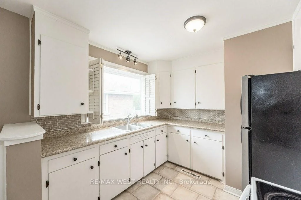 Photo 10 of 305 Mohawk Road E, Hamilton, Hill Park — HOMEH