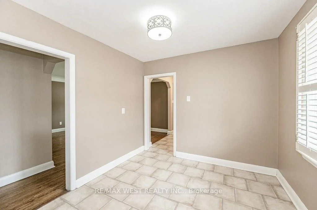 Photo 11 of 305 Mohawk Road E, Hamilton, Hill Park — HOMEH