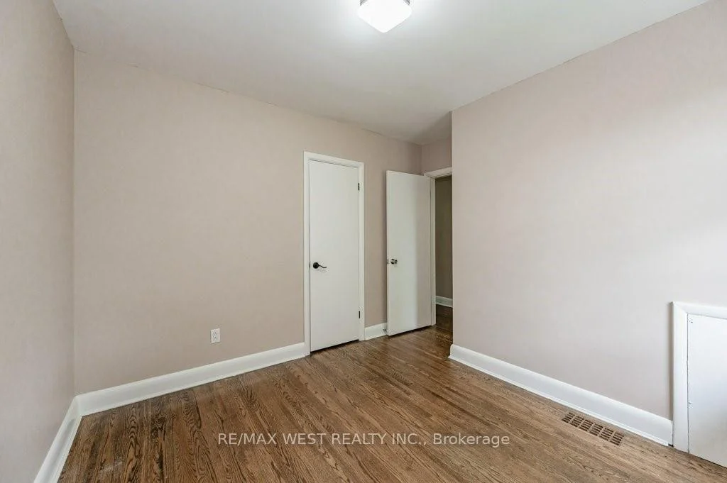 Photo 13 of 305 Mohawk Road E, Hamilton, Hill Park — HOMEH