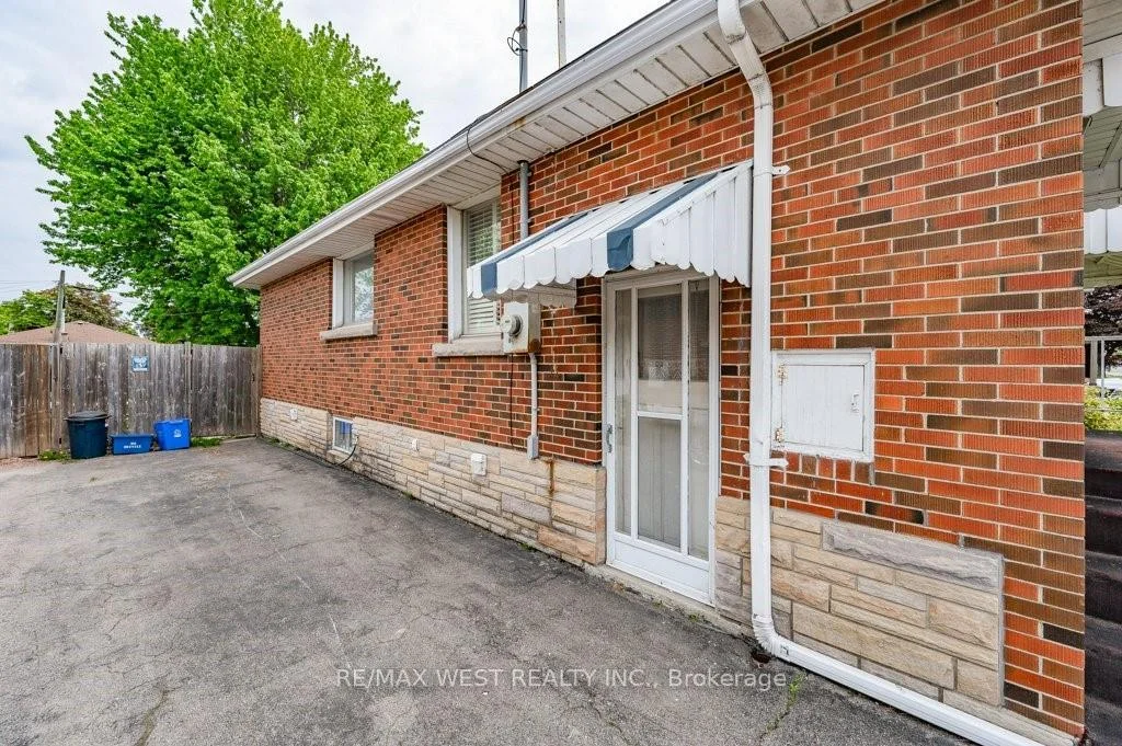 Photo 19 of 305 Mohawk Road E, Hamilton, Hill Park — HOMEH