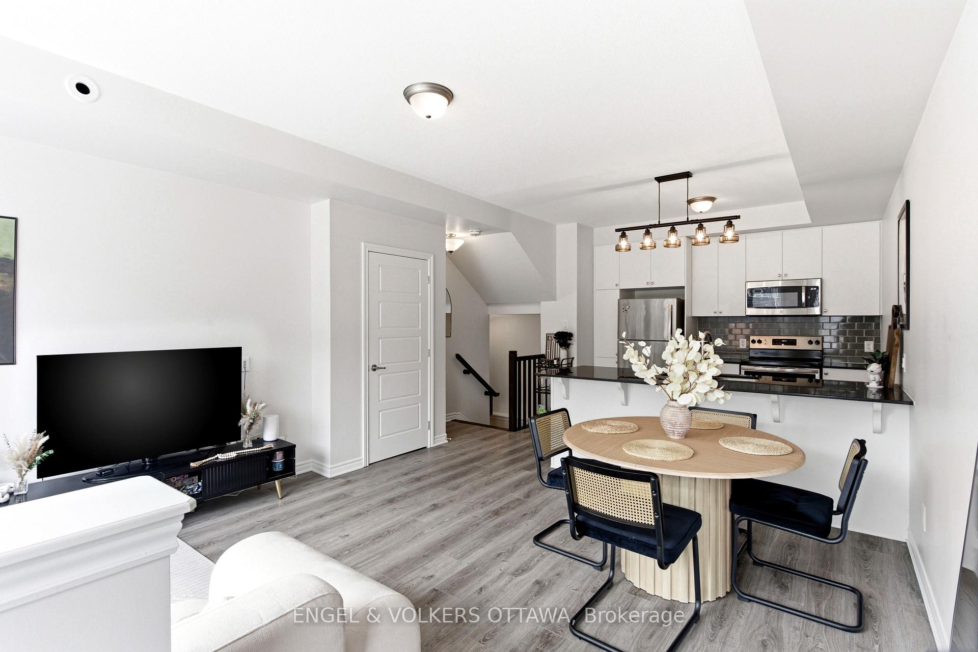 Photo 5 of 808 Kiniw Private, Ottawa, CFB Rockcliffe and Area — HOMEH