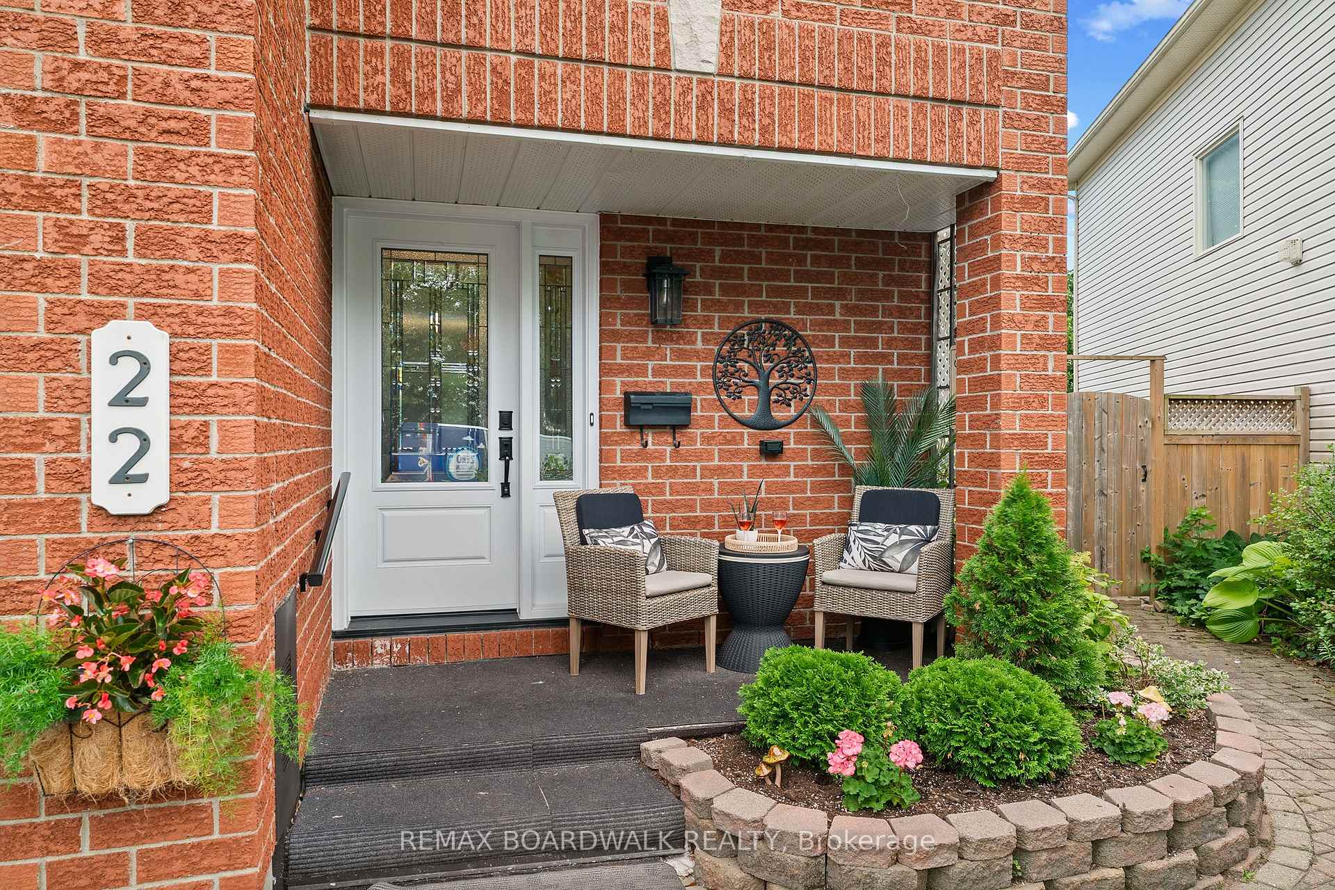 Photo 2 of 22 Eagleview Street, Ottawa, Kanata - Emerald Meadows/Trailwest — HOMEH