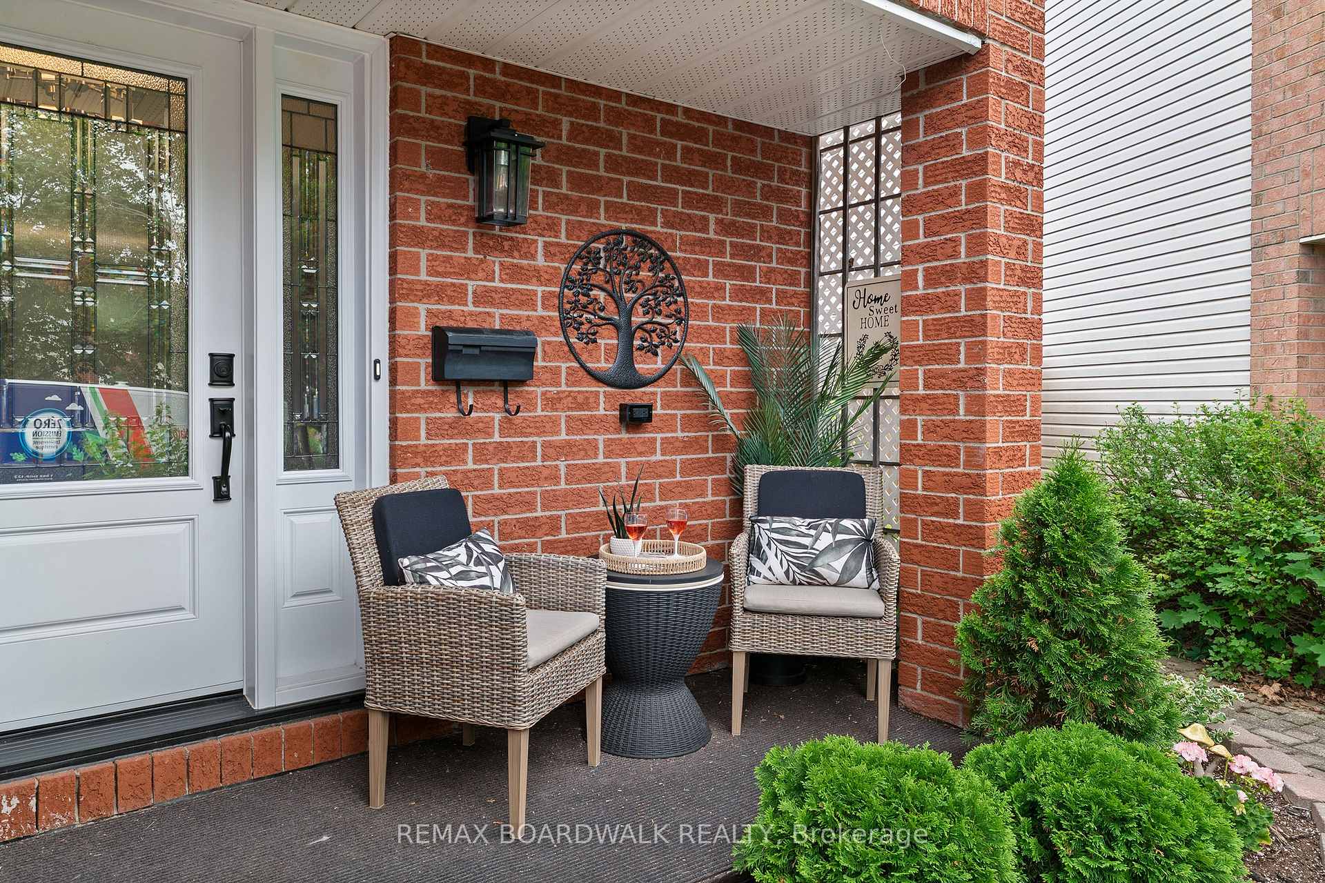 Photo 3 of 22 Eagleview Street, Ottawa, Kanata - Emerald Meadows/Trailwest — HOMEH