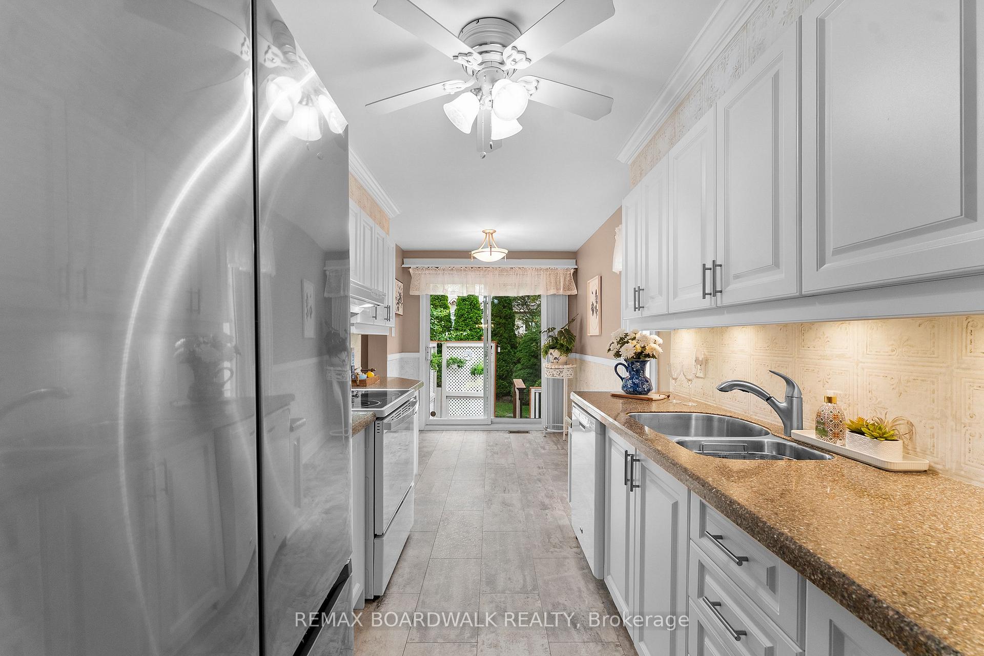 Photo 10 of 22 Eagleview Street, Ottawa, Kanata - Emerald Meadows/Trailwest — HOMEH