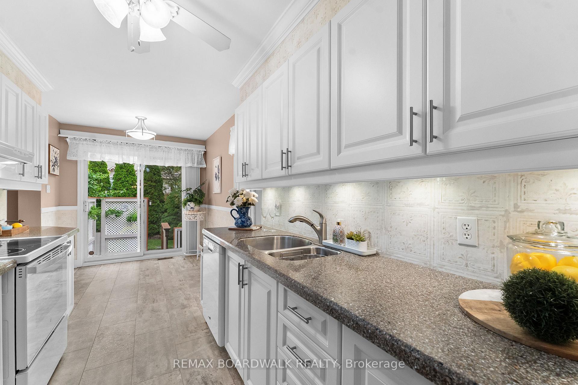 Photo 11 of 22 Eagleview Street, Ottawa, Kanata - Emerald Meadows/Trailwest — HOMEH