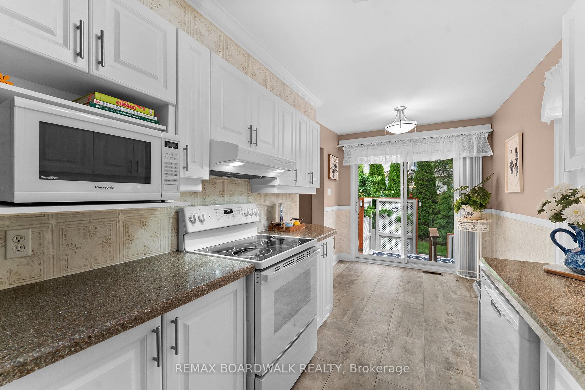 Photo 12 of 22 Eagleview Street, Ottawa, Kanata - Emerald Meadows/Trailwest — HOMEH