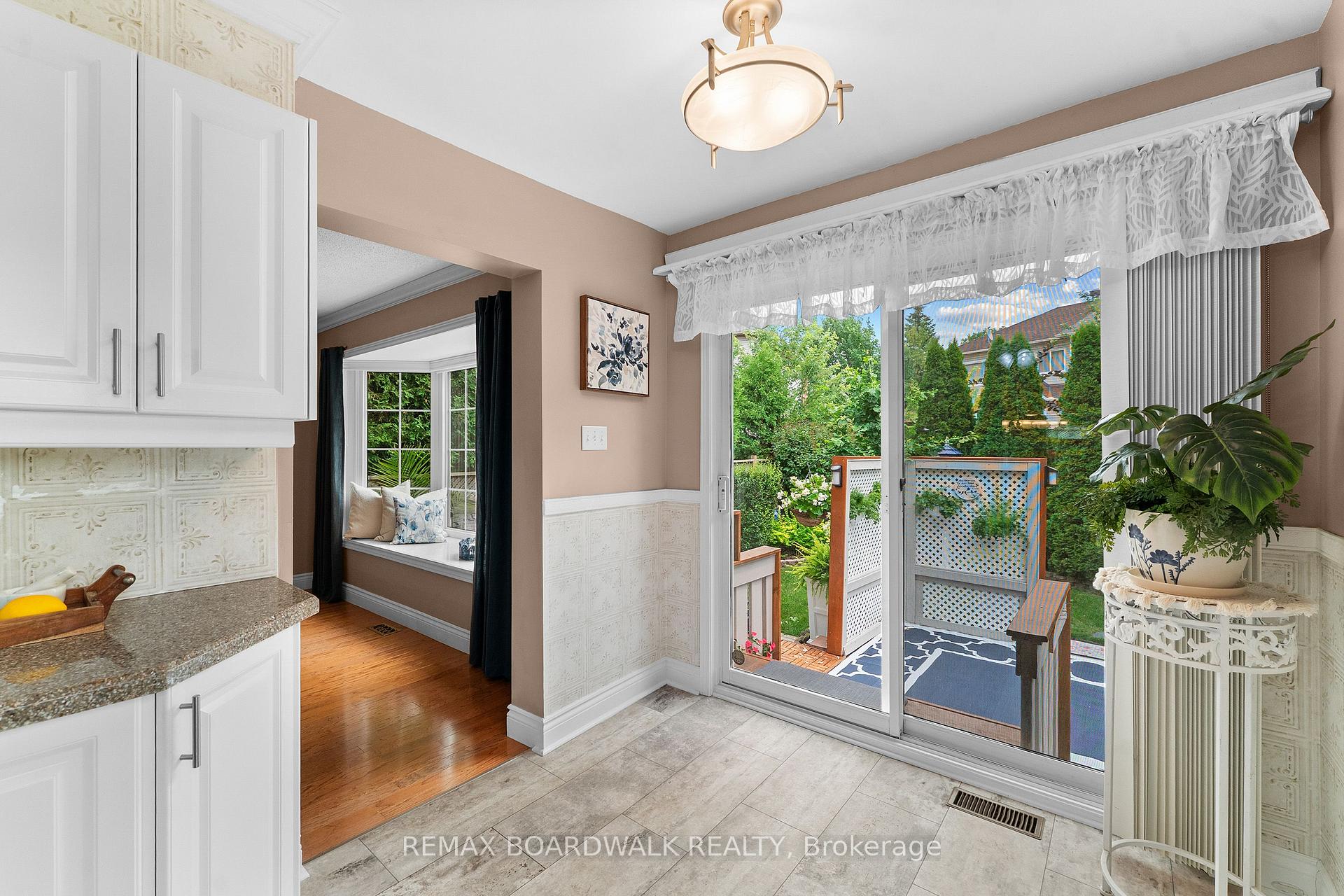 Photo 13 of 22 Eagleview Street, Ottawa, Kanata - Emerald Meadows/Trailwest — HOMEH