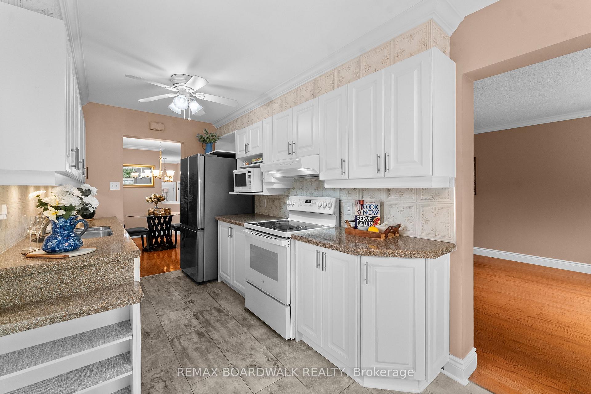 Photo 14 of 22 Eagleview Street, Ottawa, Kanata - Emerald Meadows/Trailwest — HOMEH