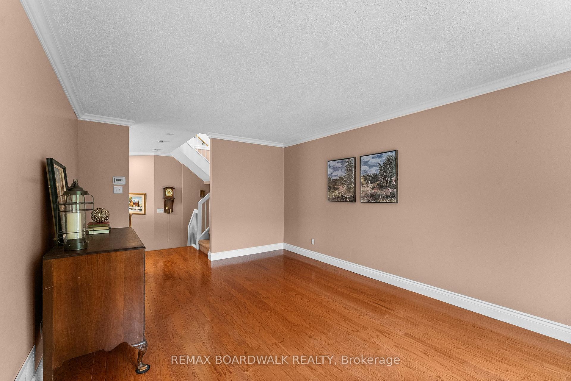 Photo 16 of 22 Eagleview Street, Ottawa, Kanata - Emerald Meadows/Trailwest — HOMEH