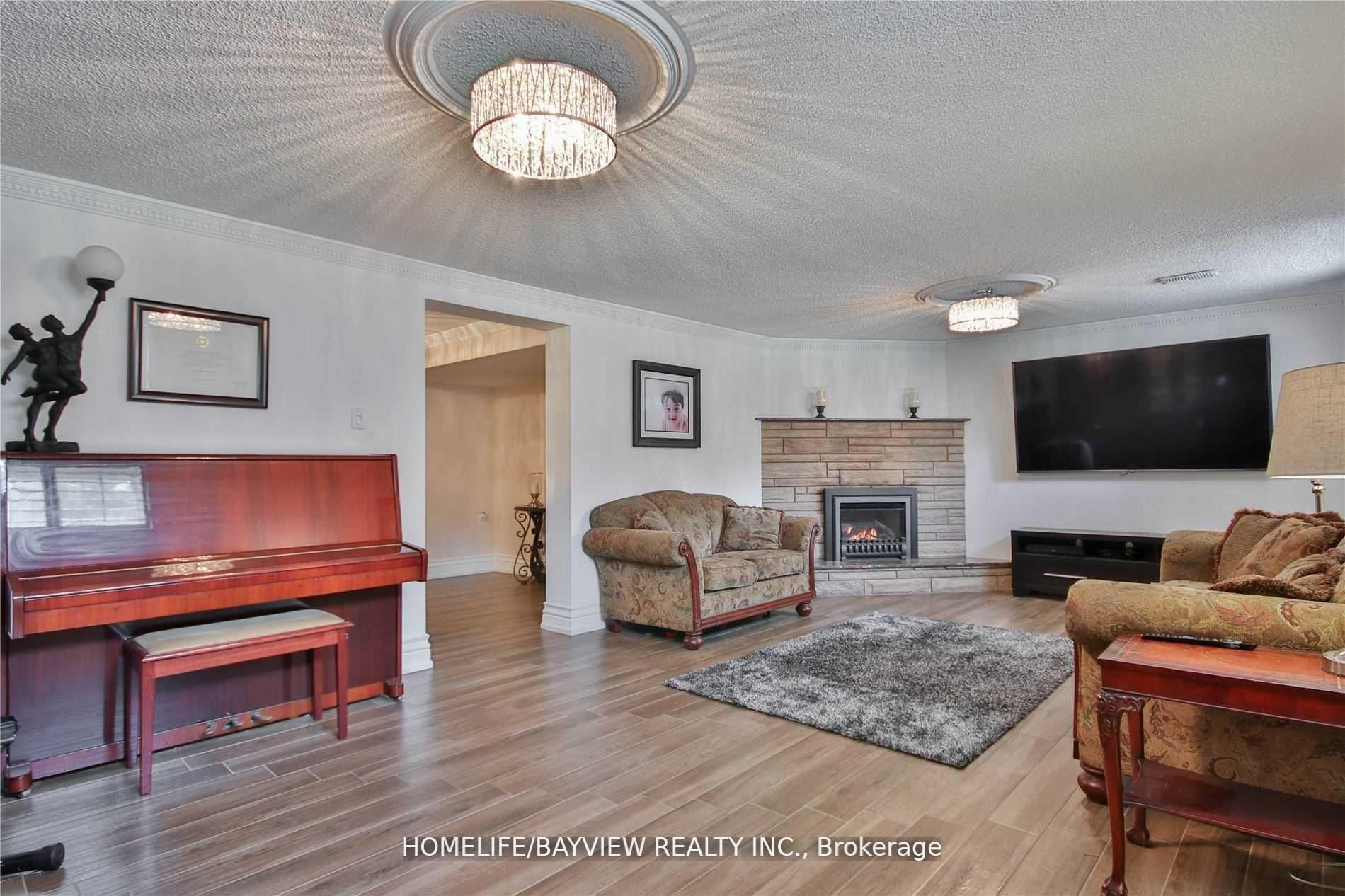 Photo 9 of 72 Keegan (Lower) Crescent, North York, York University Heights — HOMEH