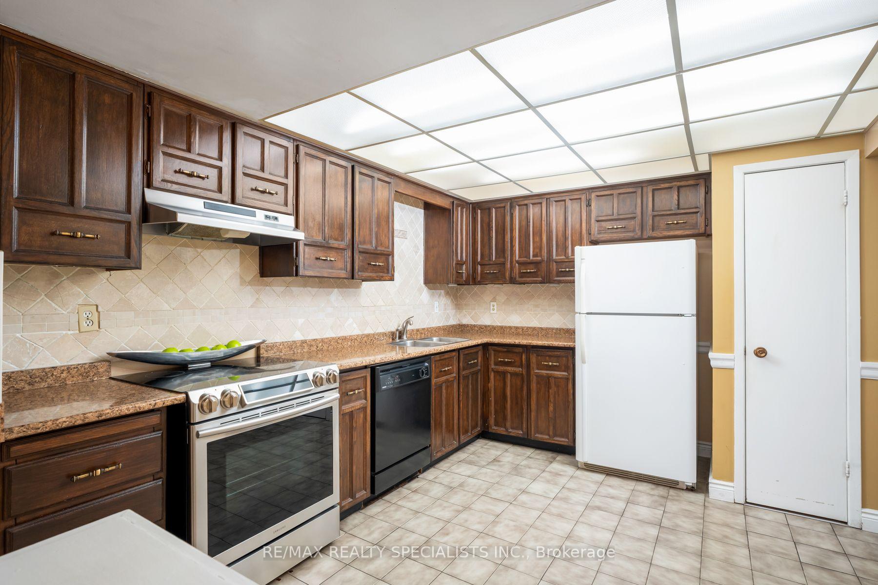 Photo 15 of Unit 75, 20 Mineola Road E, Mississauga, Mineola — HOMEH