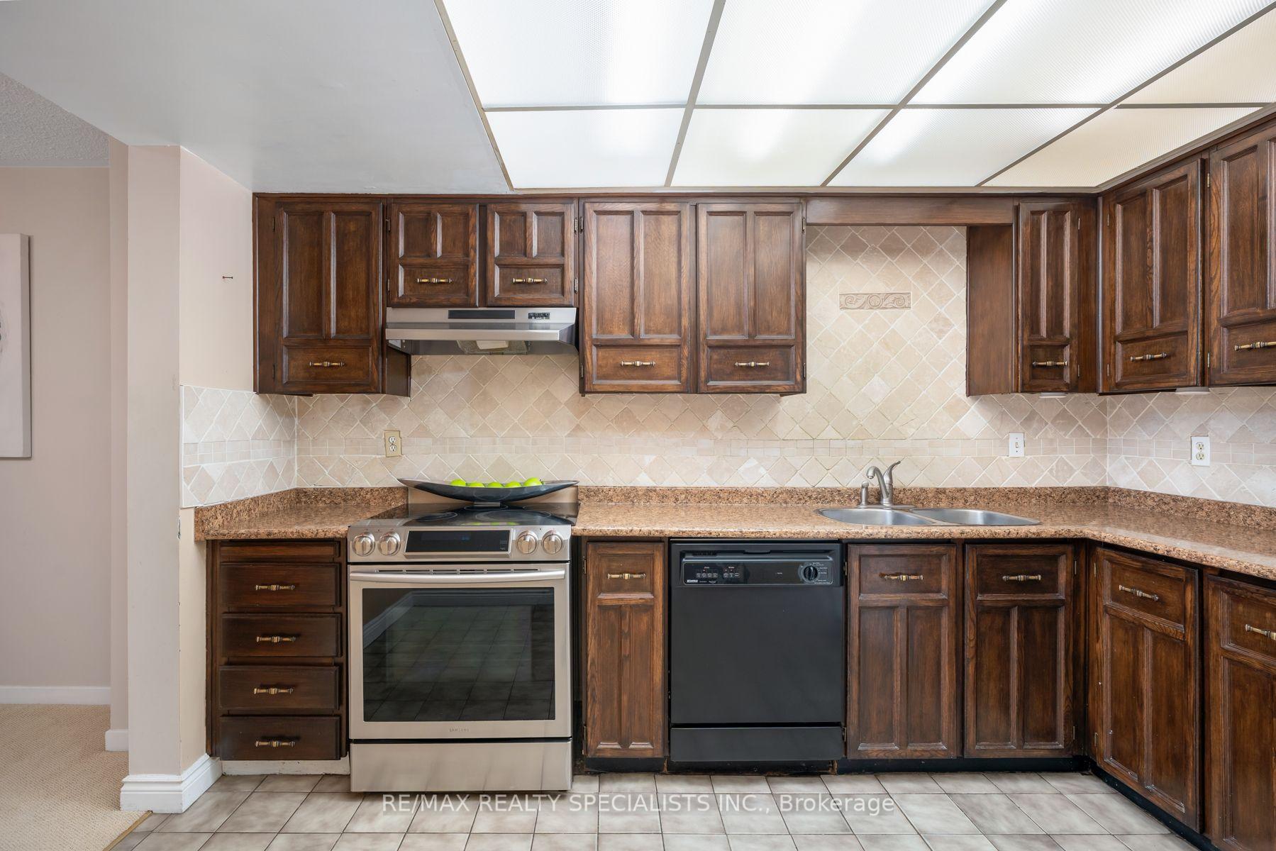 Photo 16 of Unit 75, 20 Mineola Road E, Mississauga, Mineola — HOMEH