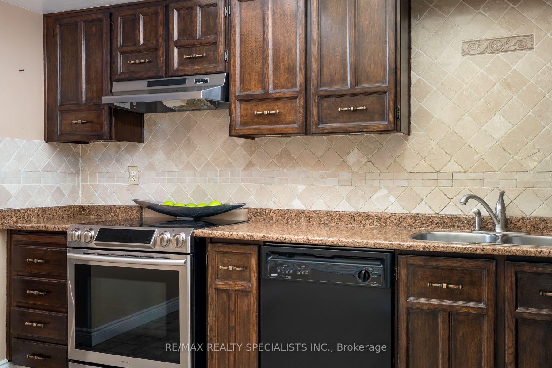 Photo 18 of Unit 75, 20 Mineola Road E, Mississauga, Mineola — HOMEH