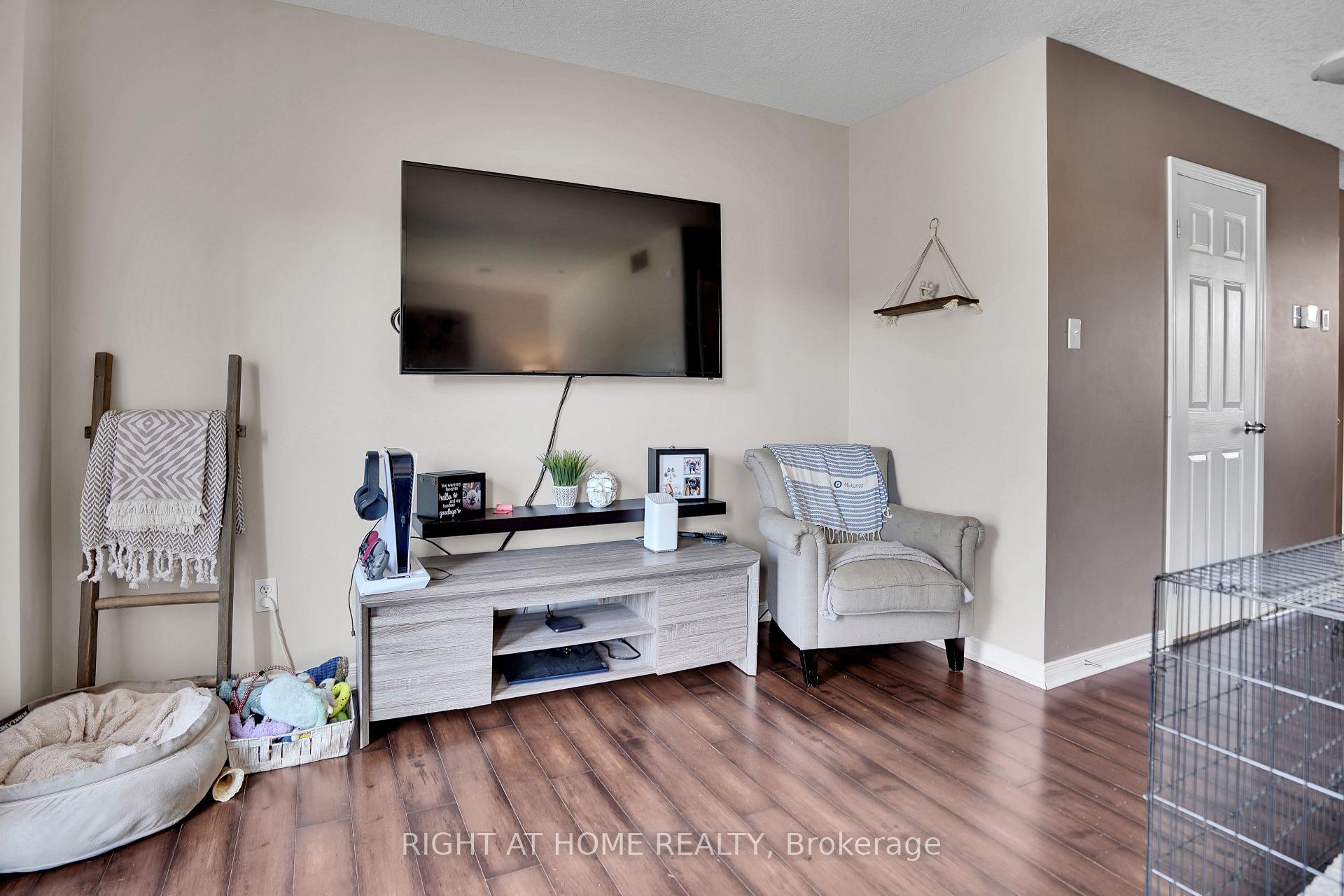 Photo 13 of 60 Featherstone Street, Kitchener, Huron Park — HOMEH