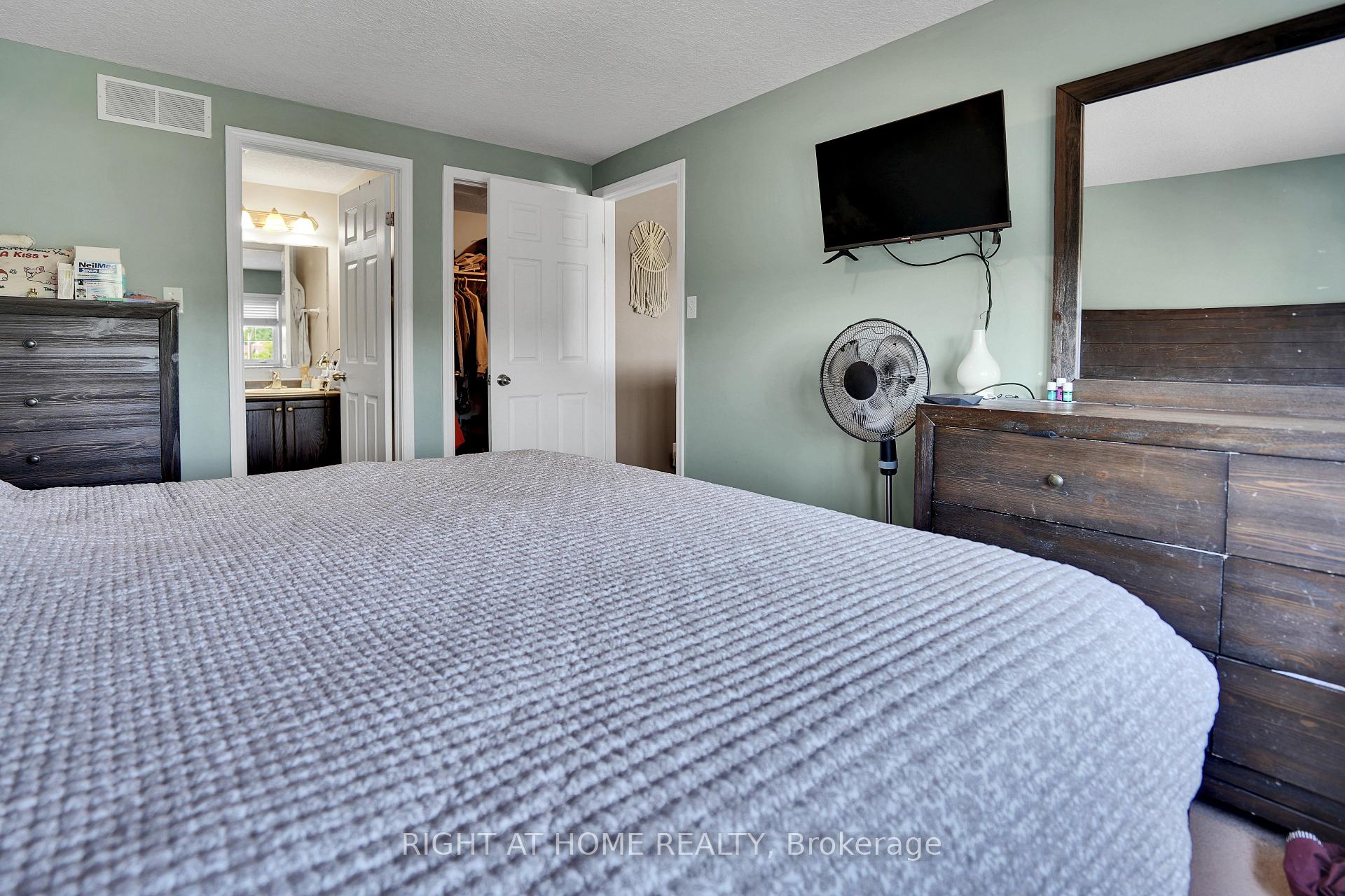 Photo 15 of 60 Featherstone Street, Kitchener, Huron Park — HOMEH