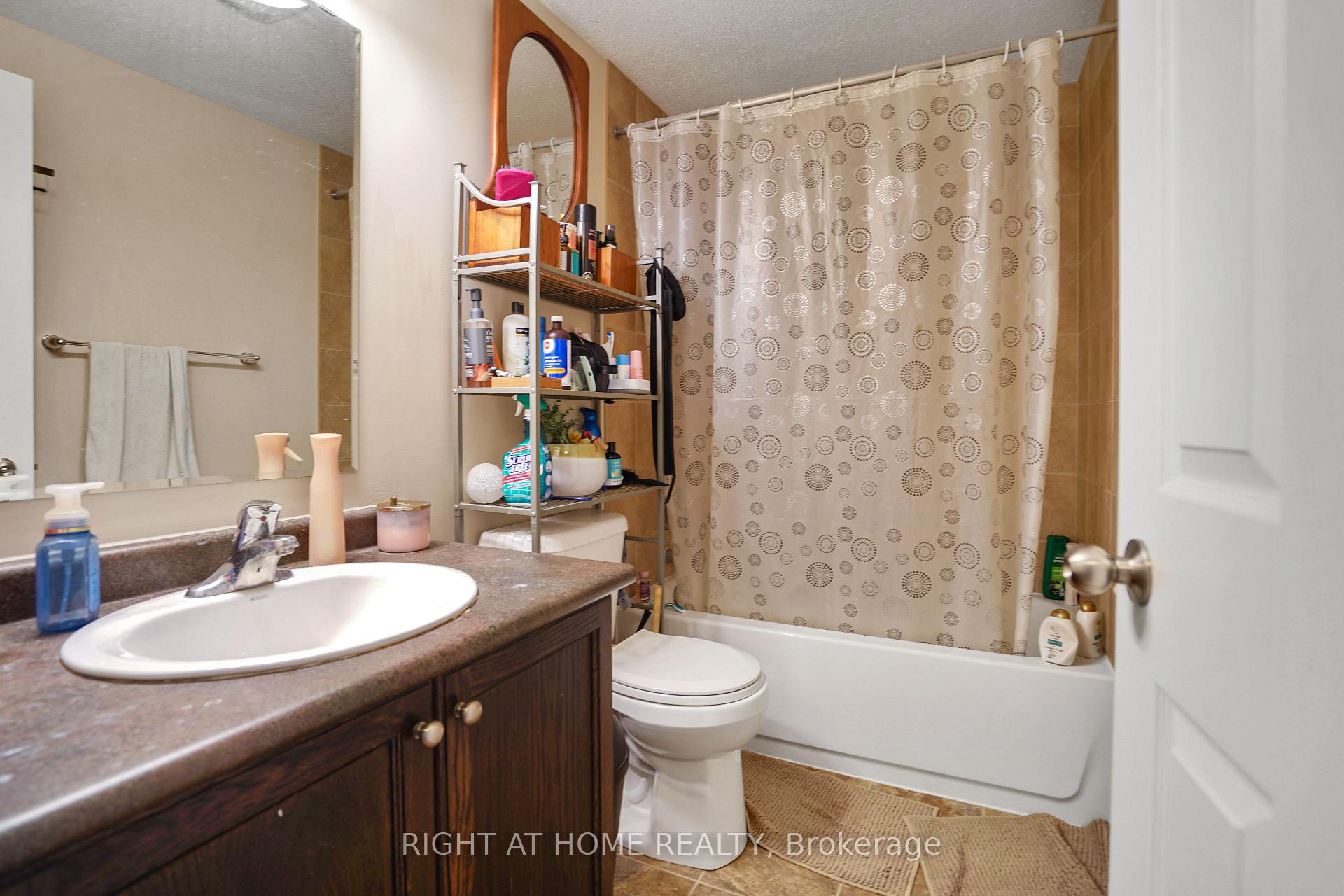 Photo 17 of 60 Featherstone Street, Kitchener, Huron Park — HOMEH