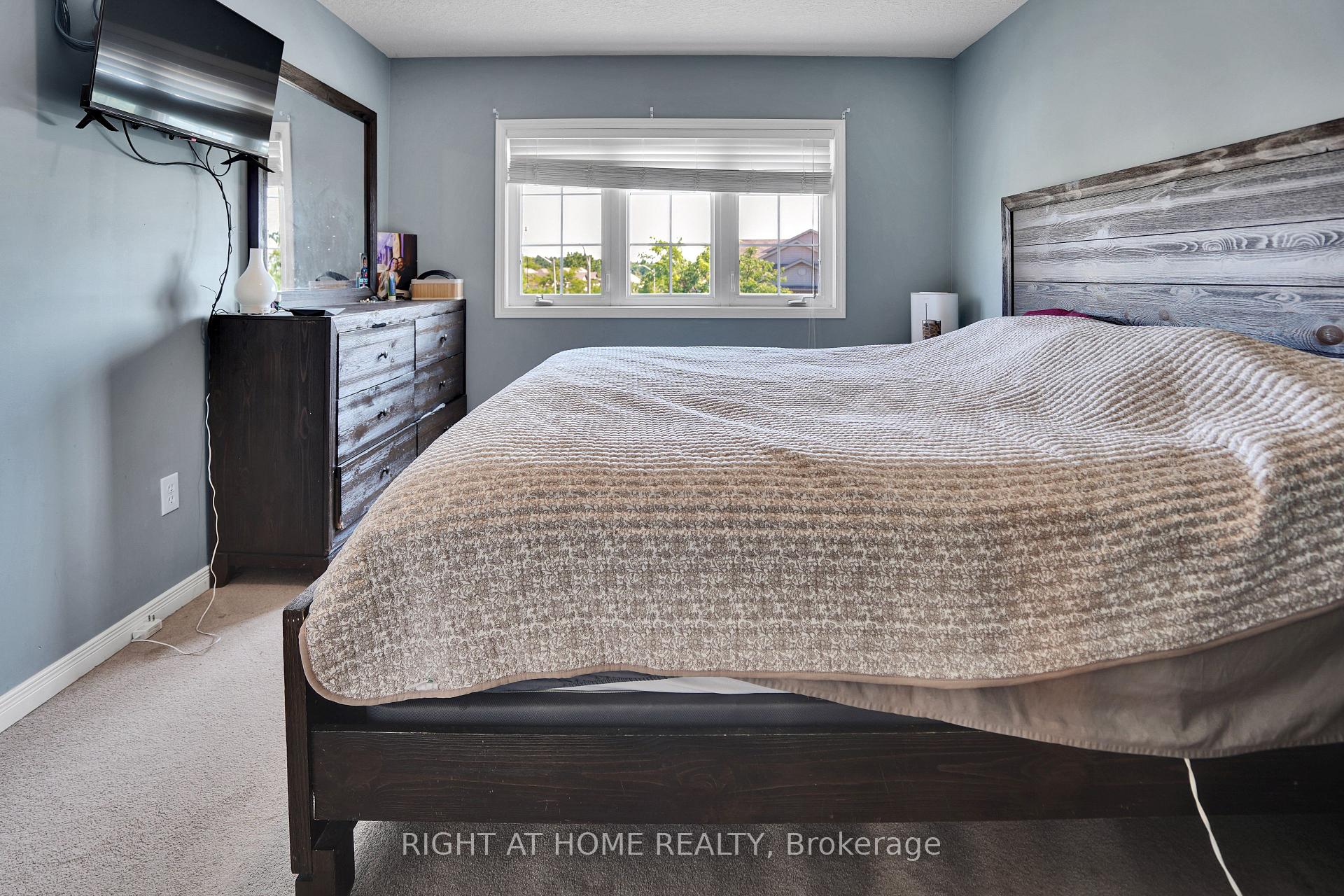 Photo 21 of 60 Featherstone Street, Kitchener, Huron Park — HOMEH