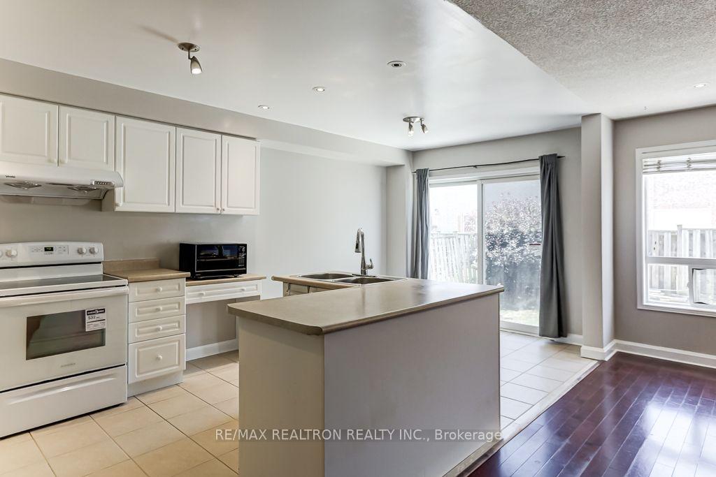 Photo 10 of 20 Raintree Drive, Markham, Village Green-South Unionville — HOMEH