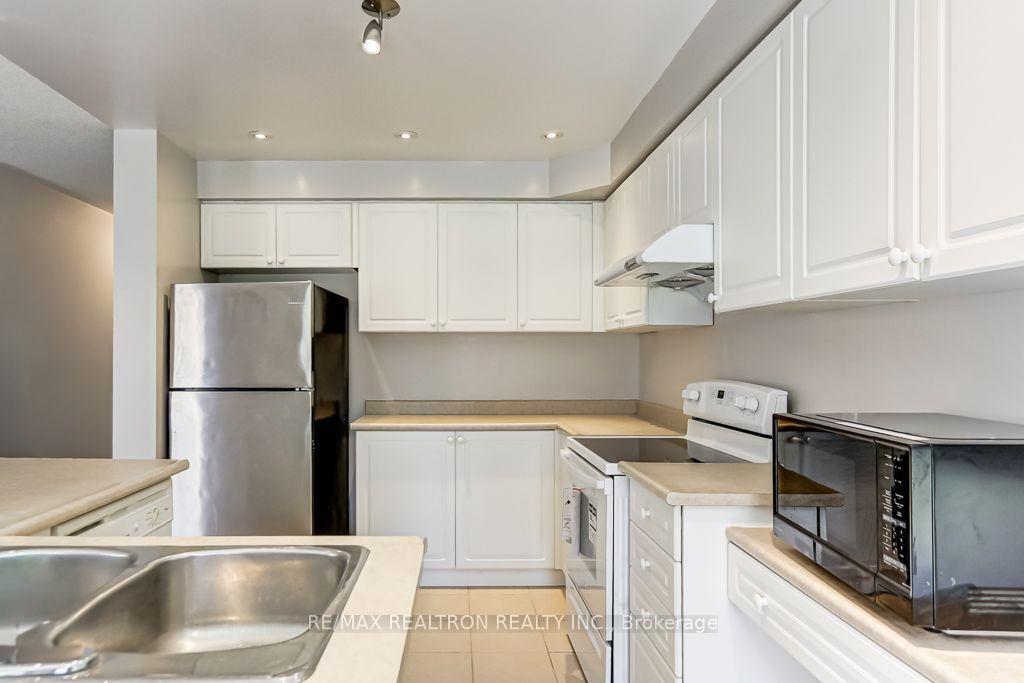 Photo 13 of 20 Raintree Drive, Markham, Village Green-South Unionville — HOMEH