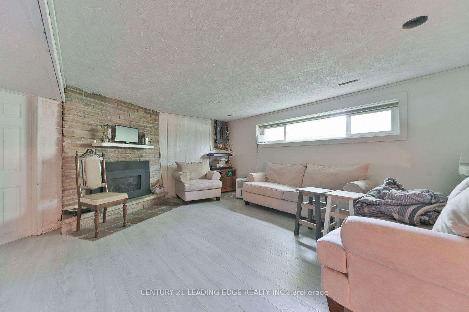 Photo 23 of 21 Jonathan Street, Uxbridge — HOMEH