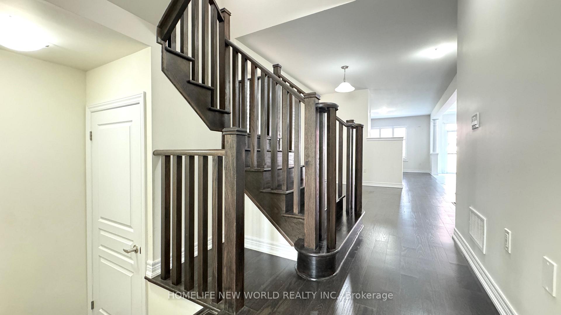 Photo 3 of 32 Falconridge Terrace, East Gwillimbury, Rural East Gwillimbury — HOMEH