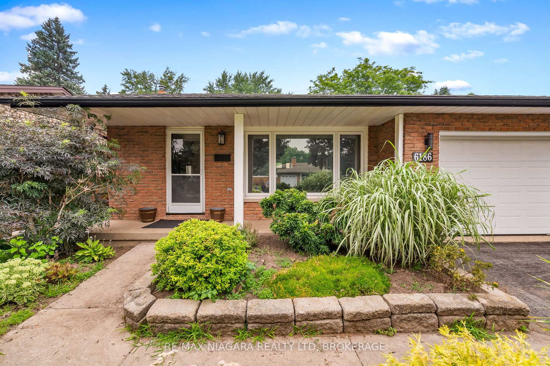 Photo 3 of 6186 Delta Drive, Niagara Falls, West Wood — HOMEH