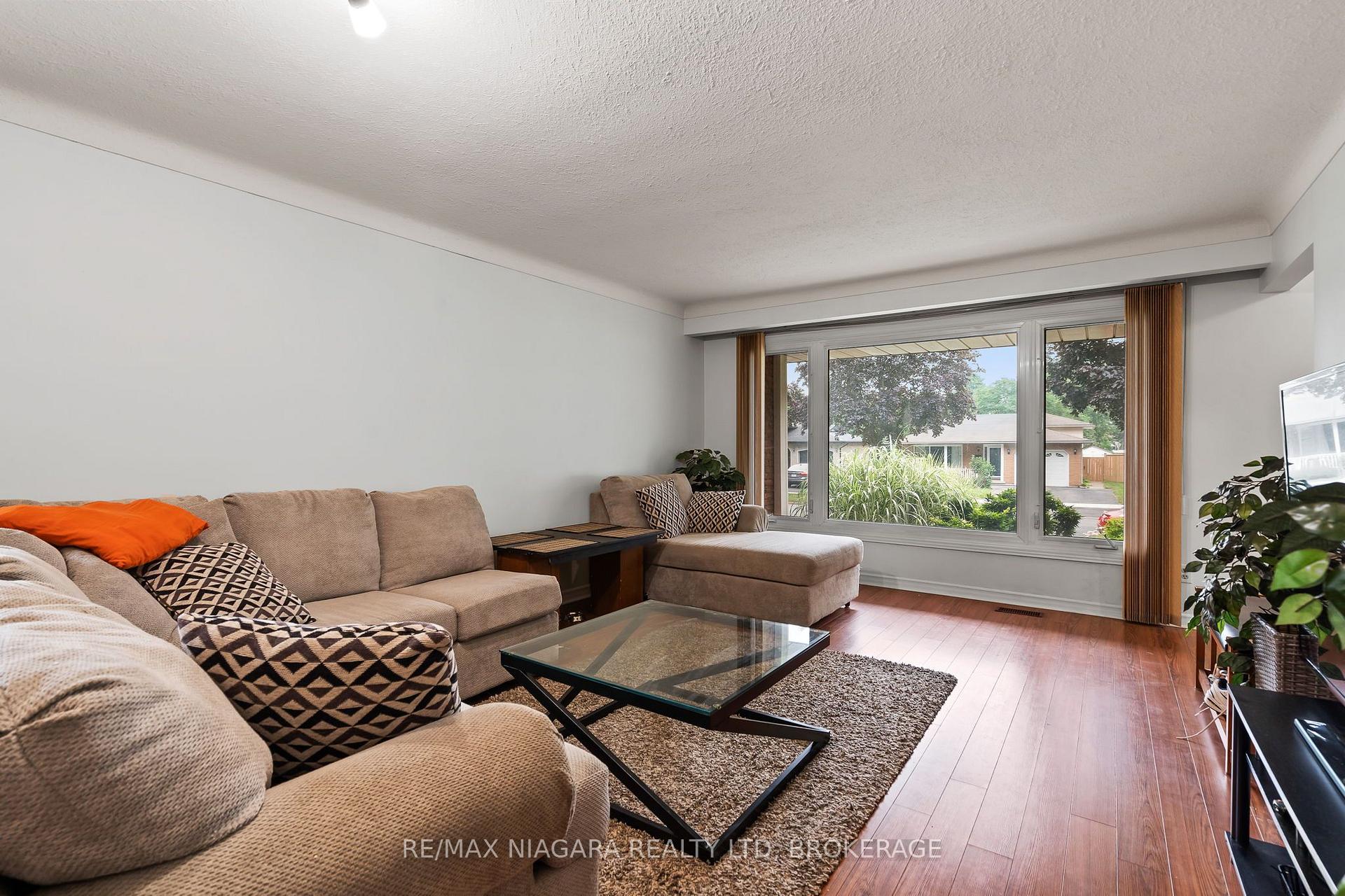 Photo 5 of 6186 Delta Drive, Niagara Falls, West Wood — HOMEH
