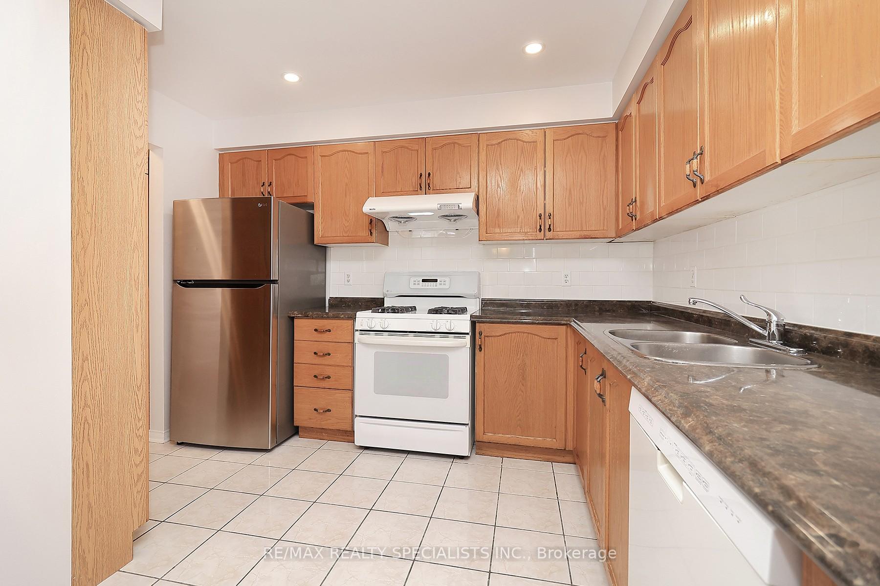Photo 10 of Unit 5, 35 Malta Avenue, Brampton, Fletcher's Creek South — HOMEH