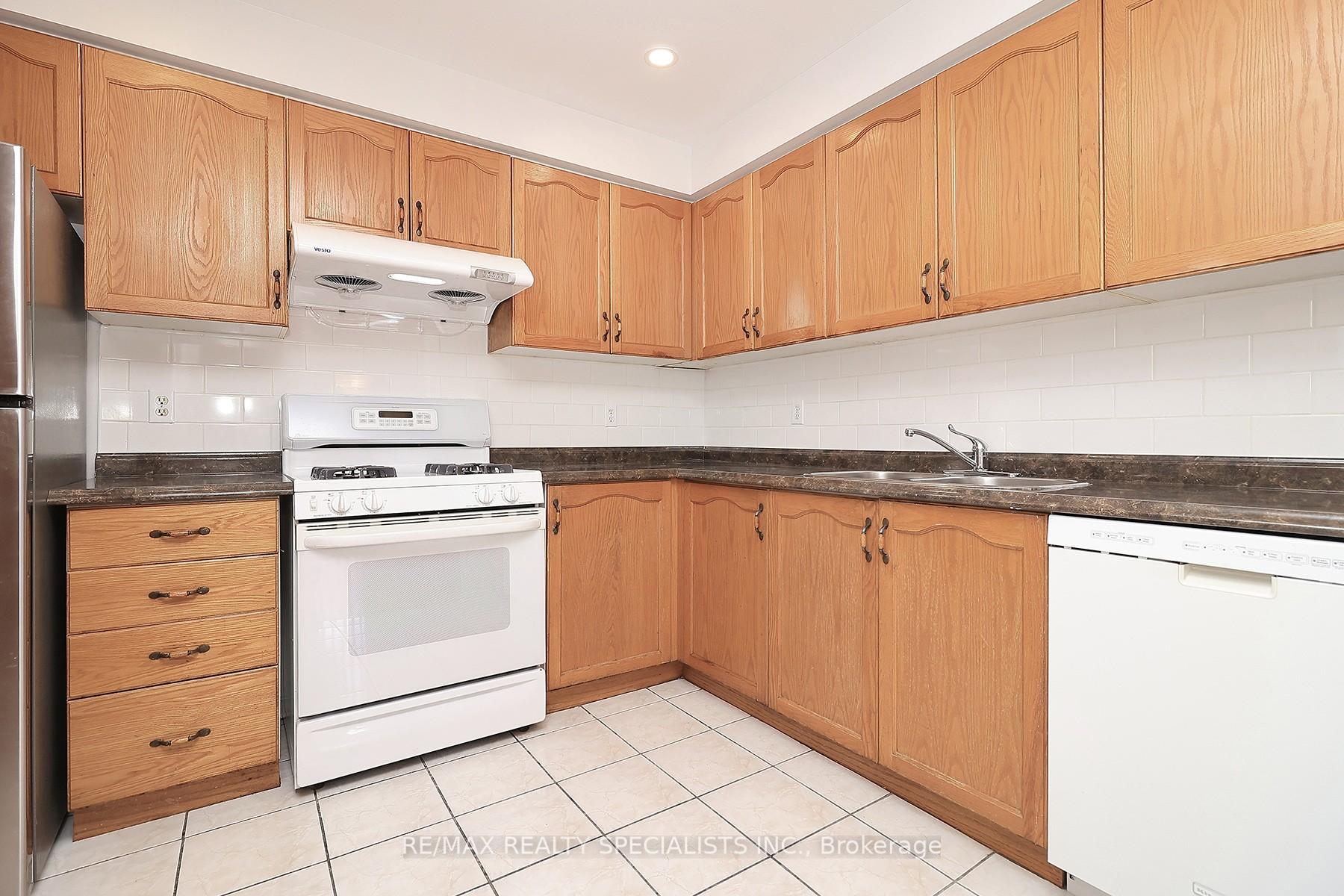 Photo 11 of Unit 5, 35 Malta Avenue, Brampton, Fletcher's Creek South — HOMEH