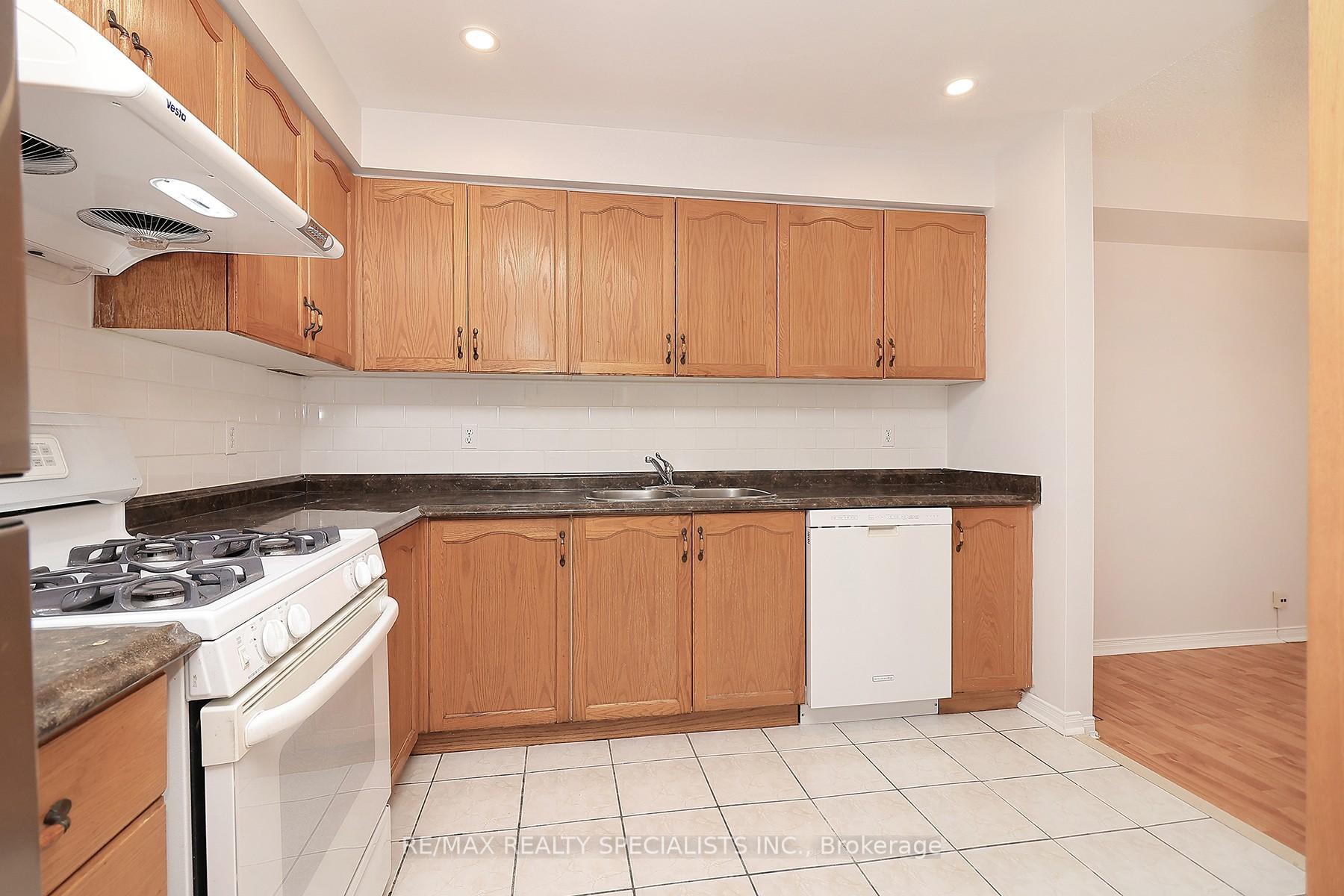 Photo 12 of Unit 5, 35 Malta Avenue, Brampton, Fletcher's Creek South — HOMEH