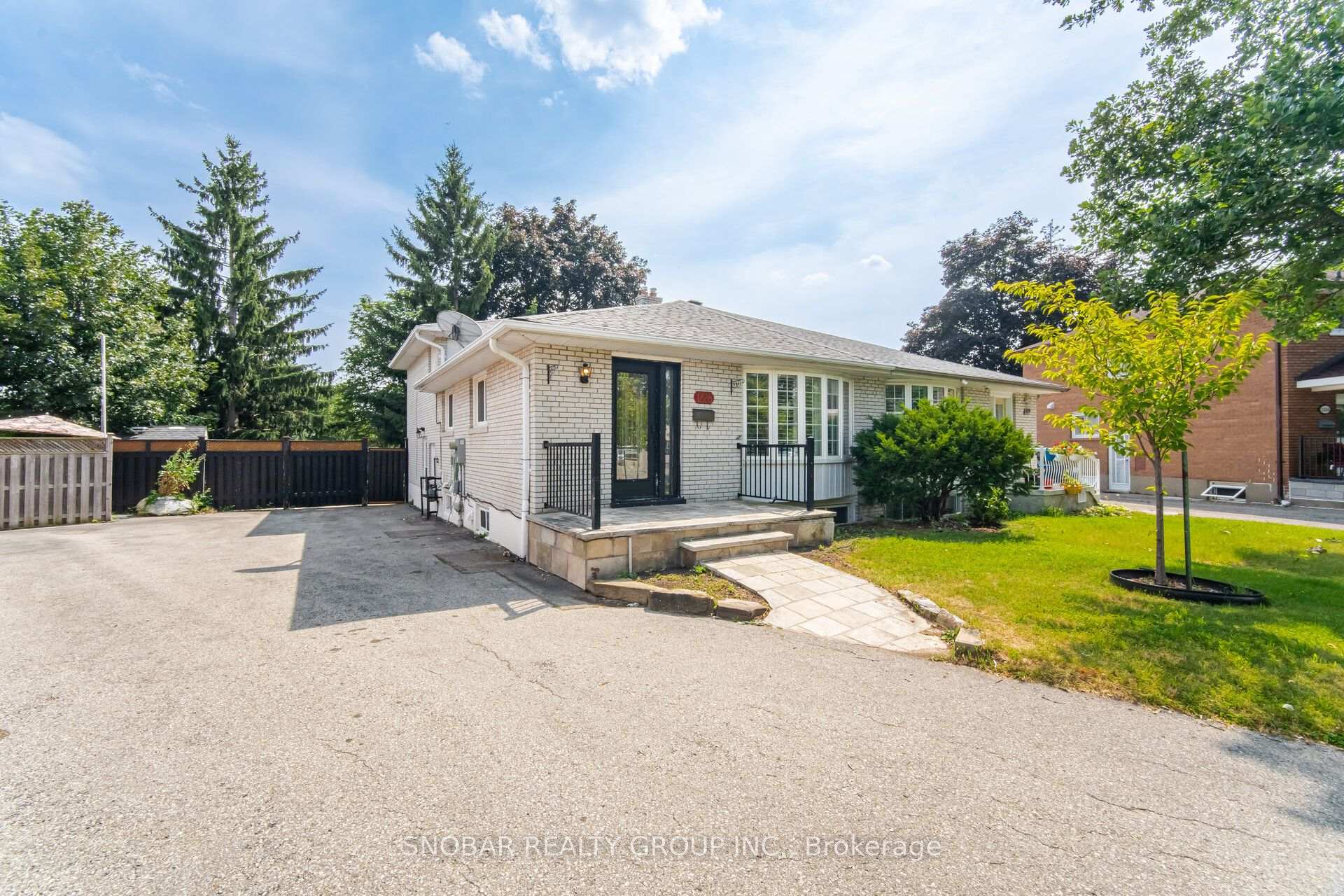 Photo 2 of 1228 Shamir Crescent, Mississauga, Erindale — HOMEH