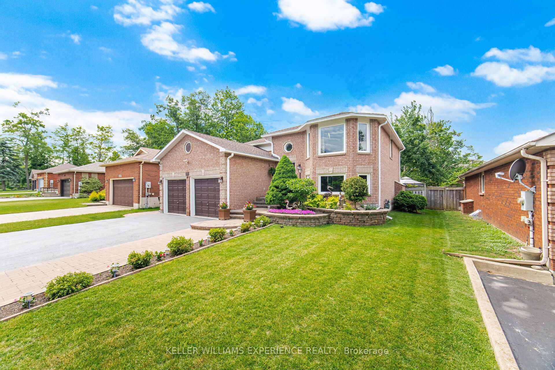 Photo 2 of 526 Leacock Drive, Barrie, Northwest — HOMEH