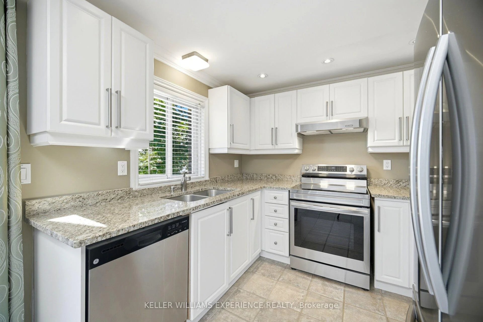 Photo 9 of 526 Leacock Drive, Barrie, Northwest — HOMEH