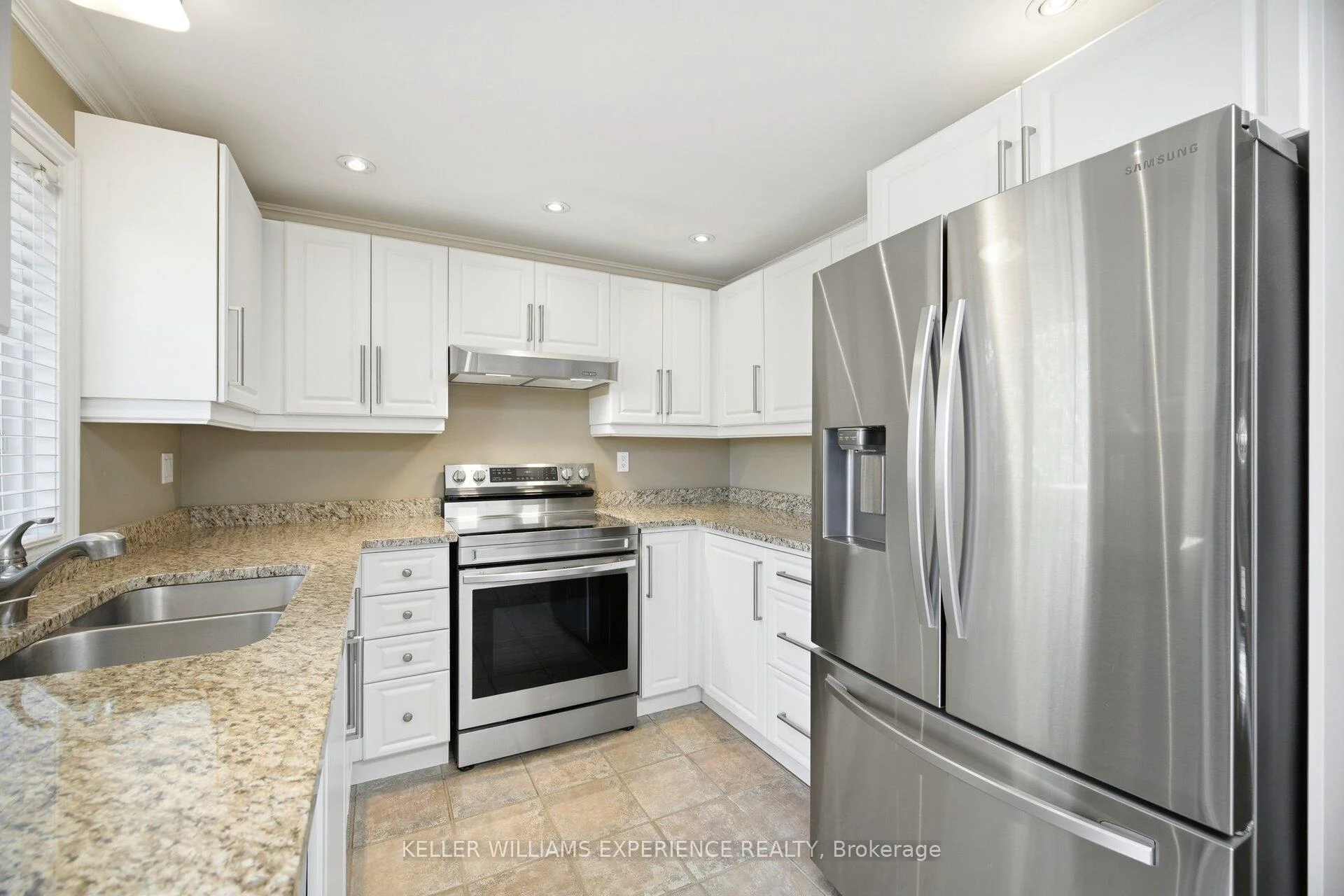Photo 11 of 526 Leacock Drive, Barrie, Northwest — HOMEH