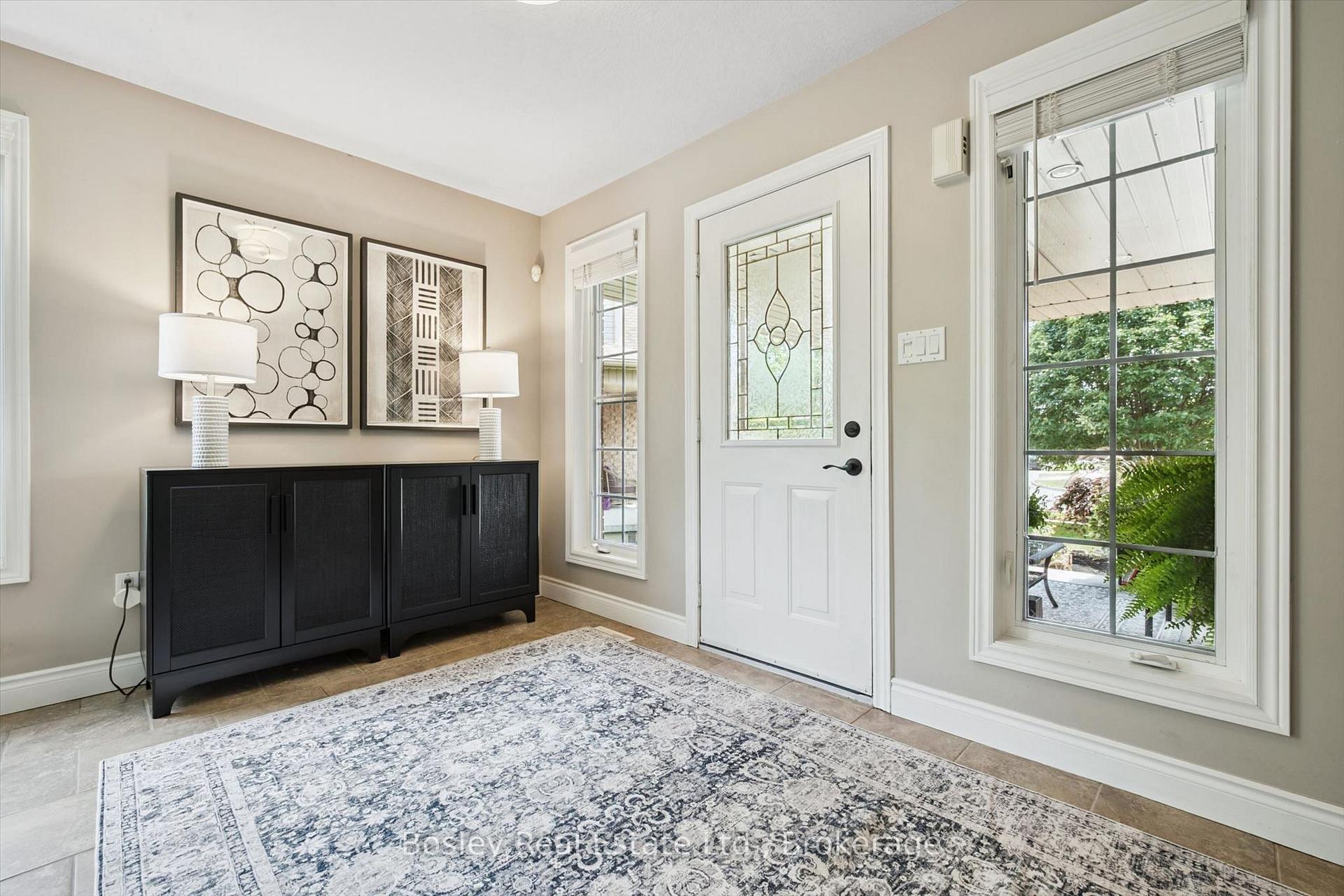 Photo 4 of 37 Munroe Crescent, Guelph, Clairfields/Hanlon Business Park — HOMEH
