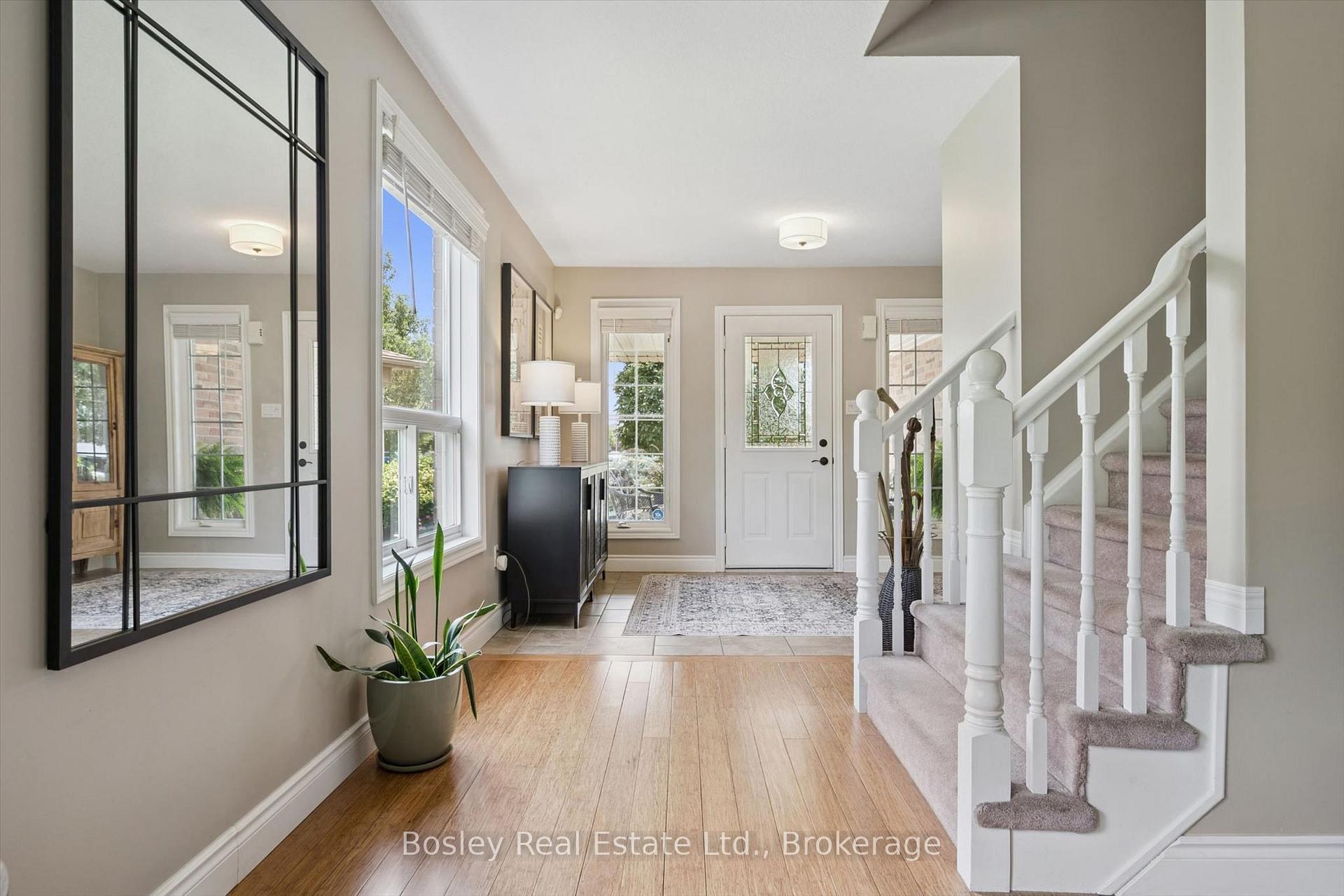 Photo 5 of 37 Munroe Crescent, Guelph, Clairfields/Hanlon Business Park — HOMEH