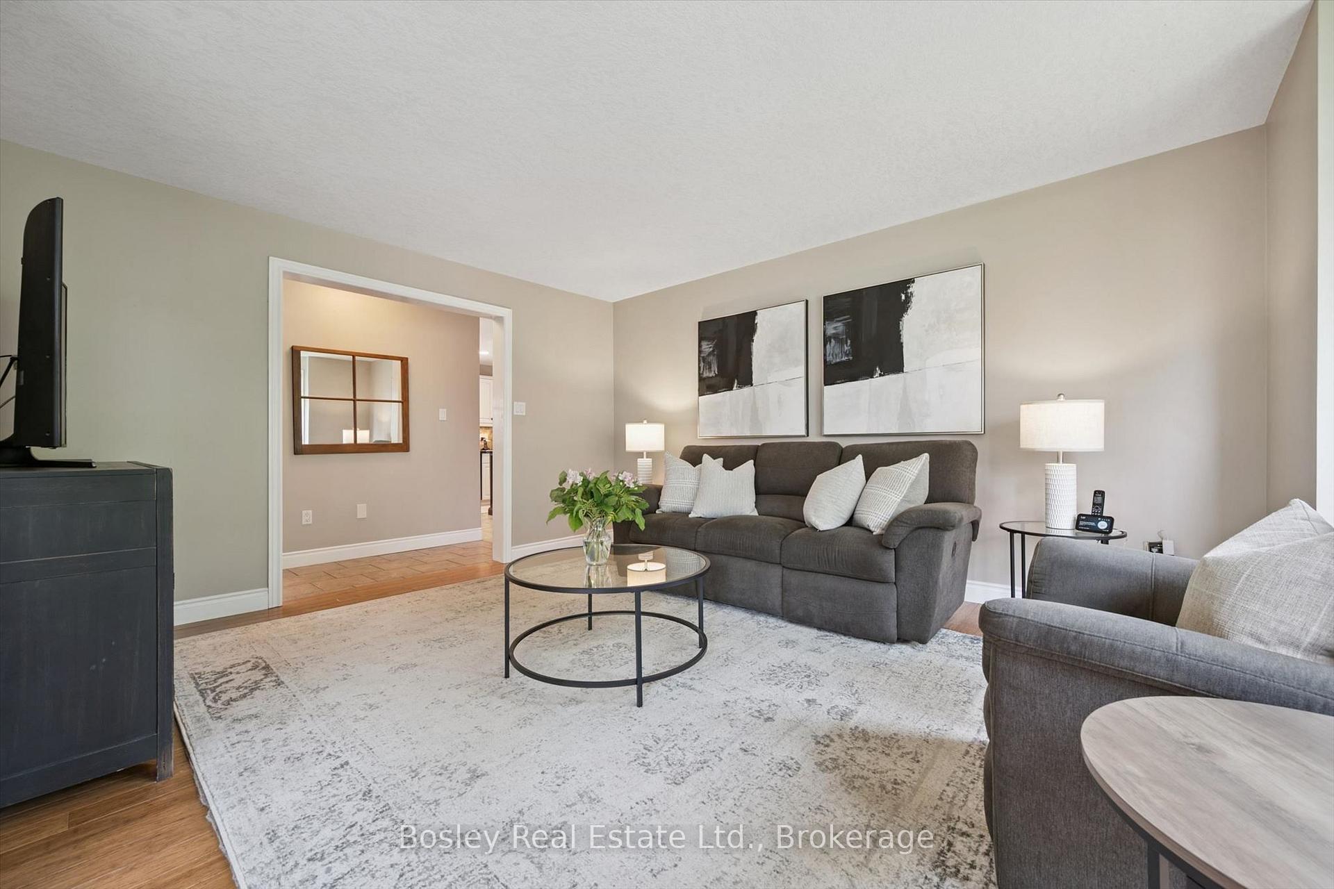 Photo 6 of 37 Munroe Crescent, Guelph, Clairfields/Hanlon Business Park — HOMEH