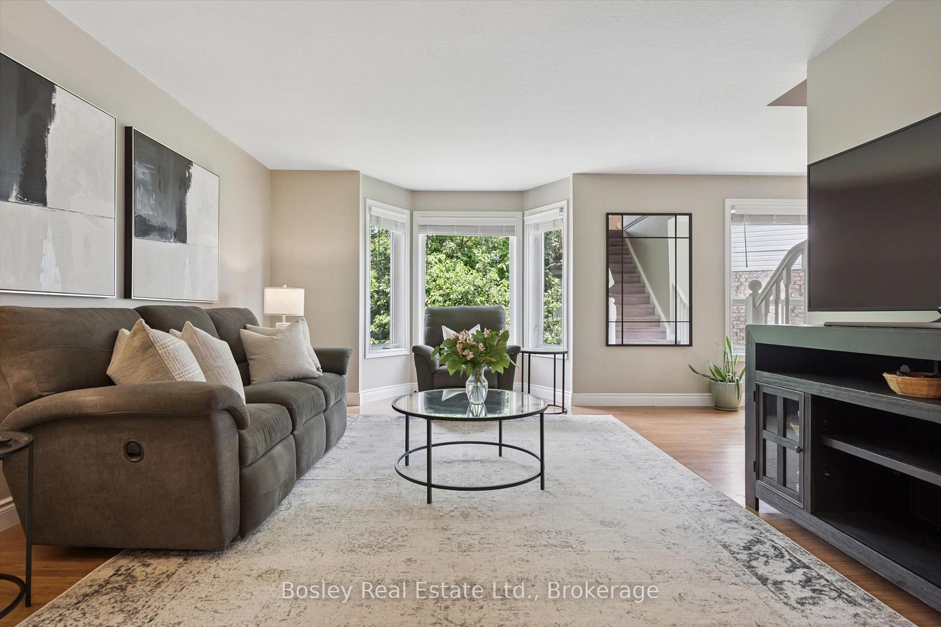 Photo 7 of 37 Munroe Crescent, Guelph, Clairfields/Hanlon Business Park — HOMEH